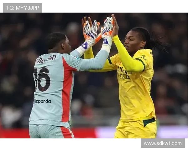 莱奥拥抱迈尼昂传递坚定的支持 莱奥拥抱迈尼昂传递坚定的支持